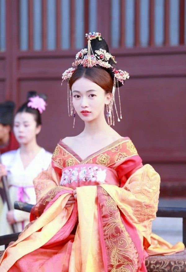 Ngô Cẩn Ngôn lần đầu thử qua tạo hình nhà Đường, dân mạng xuýt xoa vì quá xinh đẹp ảnh 1