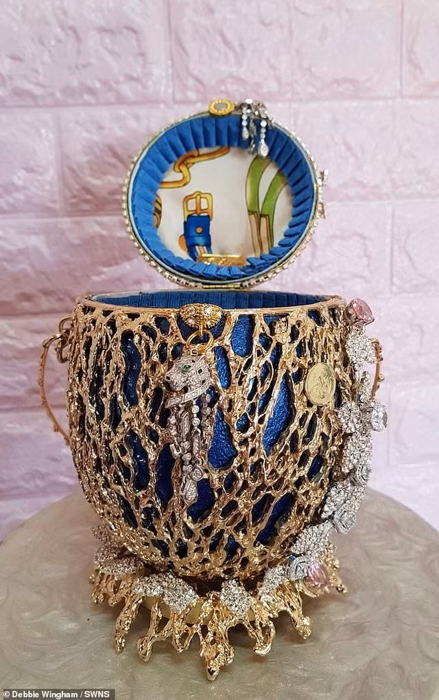 Với giá trị khoảng 6,7 triệu đô la (tương đương 155 tỷ đồng), Reborn có lẽ chiếc túi kỷ lục đắt nhất thế giới.