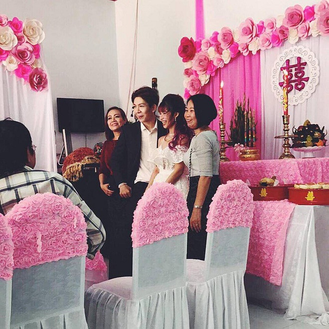 Những hình ảnh trong lễ đính hôn bất ngờ của Khởi My – Kelvin Khánh ngày 25/4/2017. Thời điểm đó, cả hai đã “đánh úp” cả showbiz Việt và khiến nhiều người lầm tưởng đang quay MV, thay vì tổ chức ngày trọng đại. 