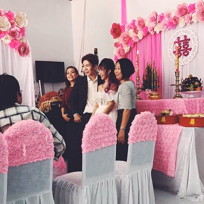 Những hình ảnh trong lễ đính hôn bất ngờ của Khởi My – Kelvin Khánh ngày 25/4/2017. Thời điểm đó, cả hai đã “đánh úp” cả showbiz Việt và khiến nhiều người lầm tưởng đang quay MV, thay vì tổ chức ngày trọng đại. 