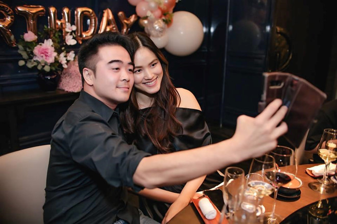 Á quân Vietnam"s Next Top Model mùa đầu tiên, Tuyết Lan, hạnh phúc bên ông xã Việt kiều Phan Tâm sau một năm làm đám cưới. Chồng Tuyết Lan nhiều hơn cô 9 tuổi, là doanh nhân. Dù đã định cư ở Mỹ nhiều năm qua, cặp uyên ương vẫn thường xuyên về Việt Nam vào những dịp lễ Tết, hoặc tham gia show của những nhà thiết kế thân thiết trong nước. Ảnh: FBNV. Cuoc song hanh phuc cua loat quan quan, a quan Next Top Model doi dau hinh anh 8