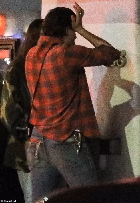 con trai david beckham bat khoc khi cai va voi ban gai ngay tren pho hinh 11