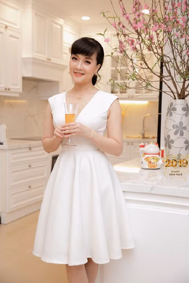 Vân Dung thích màu trắng nên căn hộ của cô gam màu chủ đạo là trắng