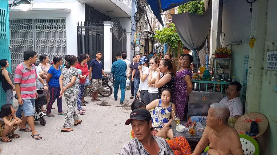 Hàng xóm hiếu kì theo dõi vụ việc, nhiều người vẫn bàng hoàng không tin sự việc diễn ra. Ảnh: C.T