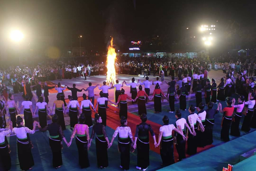 Vòng "đại xòe" trong đêm khai mạc.