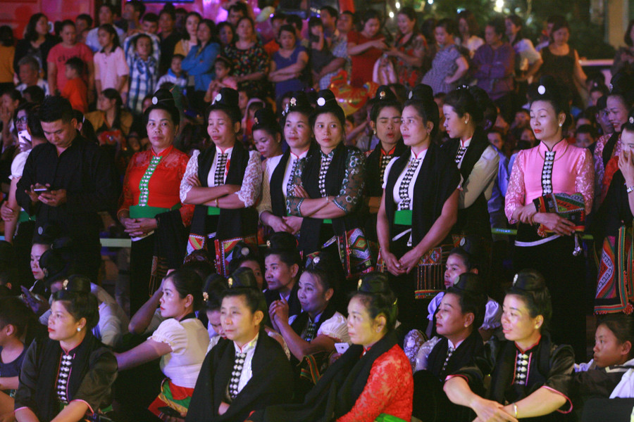 Đồng bào dân tộc Thái đến với Ngày hội trong trang phục truyền thống.