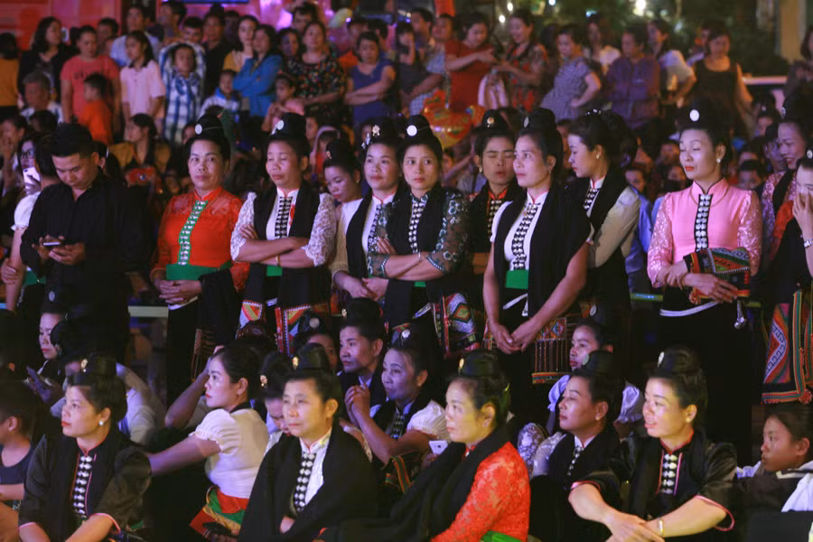 Đồng bào dân tộc Thái đến với Ngày hội trong trang phục truyền thống.