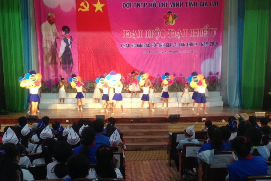 Các tiết mục văn nghệ của các bạn thiếu nhi chào mừng Đại hội.
