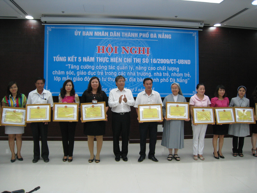 Nhiều tập thể, cá nhân vinh dự được nhận bằng khen của Chủ tịch UBND TP Đà Nẵng vì có nhiều thành tích trong việc thực hiện Chỉ thị 16. Nhiều tập thể, cá nhân vinh dự được nhận bằng khen của Chủ tịch UBND TP Đà Nẵng vì có nhiều thành tích trong việc thực hiện Chỉ thị 16.