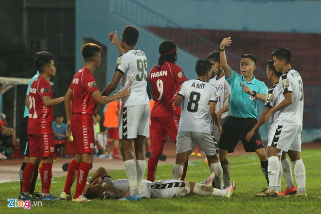 Có tổng cộng 2 tấm thẻ đỏ được rút ra chia đều cho mỗi đội Có tổng cộng 2 tấm thẻ đỏ được rút ra chia đều cho mỗi đội