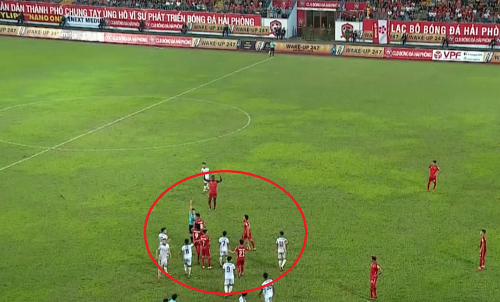 Trọng tài rút thẻ đỏ nhầm sang Văn Lợi