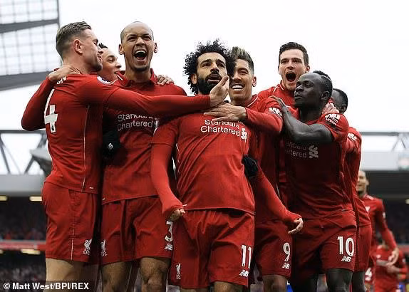 Salah thăng hoa giúp Liverpool đòi lại ngôi đầu từ tay Man City