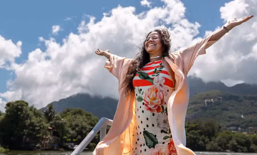 Tuổi ngoài 50 là thời điểm hoàn hảo để phụ nữ dệt nên những câu chuyện sâu sắc về cảm xúc dành cho bản thân. (Ảnh: ITN).