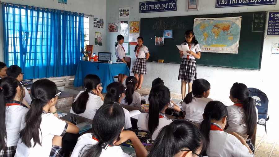  HS Trường Trường THCS Võ Thị Sáu, TP Sa Đéc, Đồng Tháp báo cáo trên lớp sau trải nghiệp học Sử ở bảo tàng.