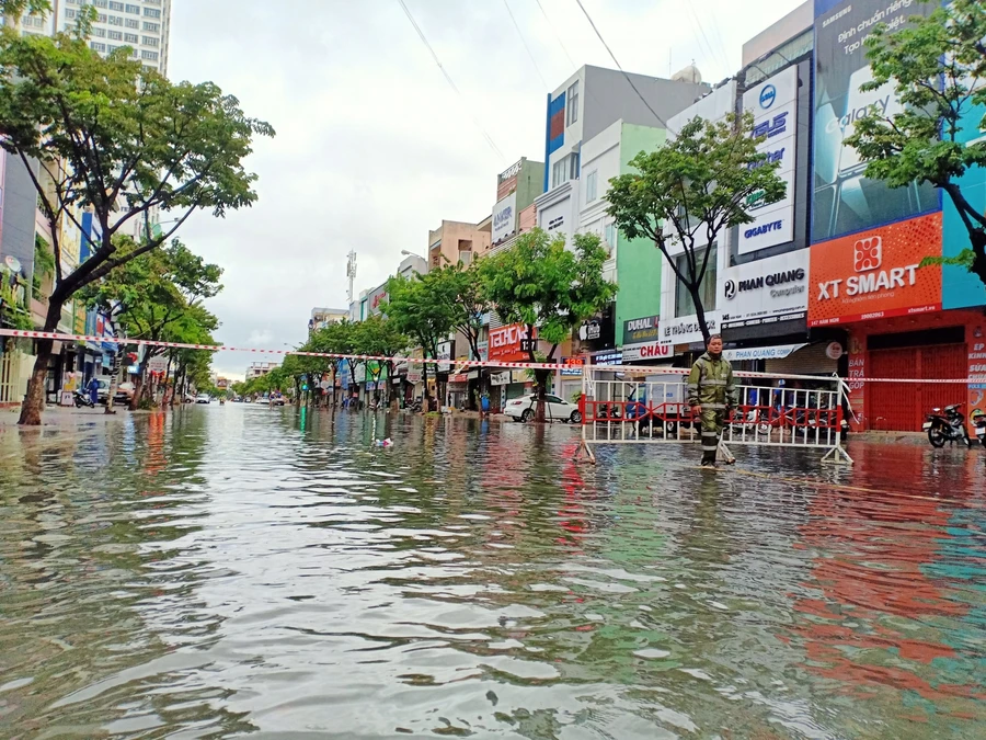 Tuyến đường Hàm Nghi (TP Đà Nẵng) bị ngập.