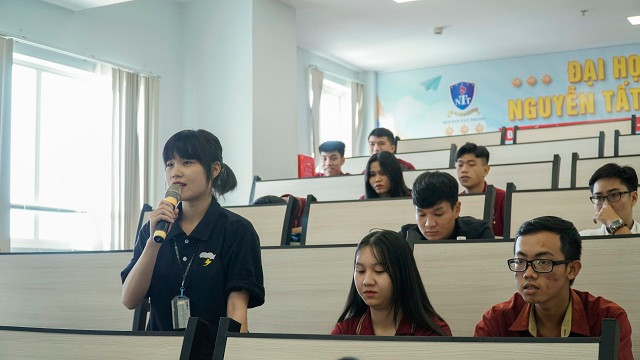 Một sinh viên đạt câu hỏi tại buổi đối thoại Một sinh viên đạt câu hỏi tại buổi đối thoại
