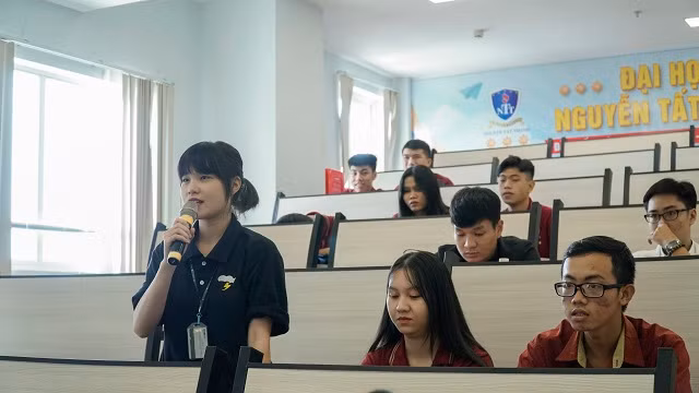 Một sinh viên đạt câu hỏi tại buổi đối thoại
