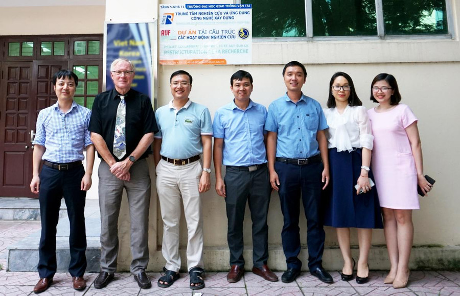 GS. Marc Daniel đến từ Trường ĐH Bách khoa Marseille (Pháp) tham gia Khóa tập huấn dự án. GS. Marc Daniel đến từ Trường ĐH Bách khoa Marseille (Pháp) tham gia Khóa tập huấn dự án.