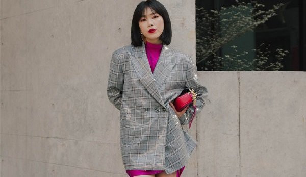 Váy hồng kết hợp với blazer kẻ ghi vô cùng phù hợp, hài hòa.