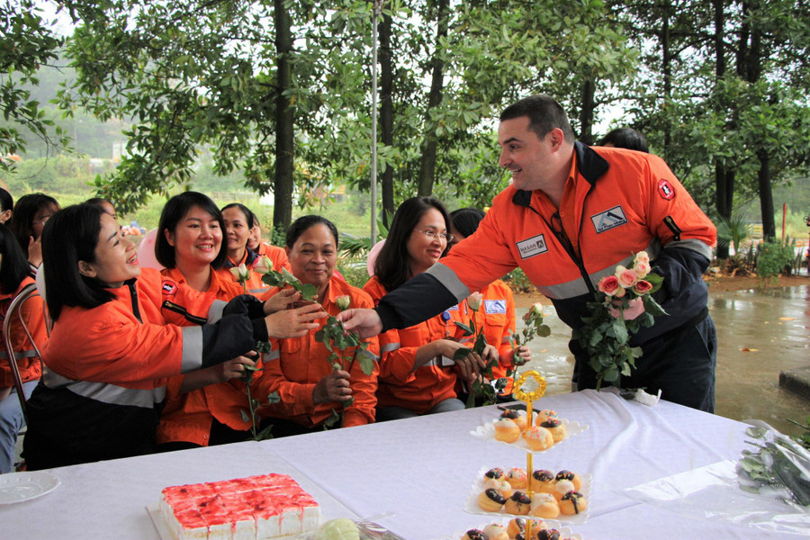 Lãnh đạo công ty tặng hoa. Lãnh đạo công ty tặng hoa.