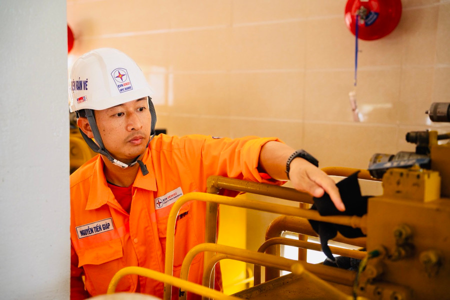 Cán bộ, nhân viên công ty tham gia diễn tập các tính huống giả định.