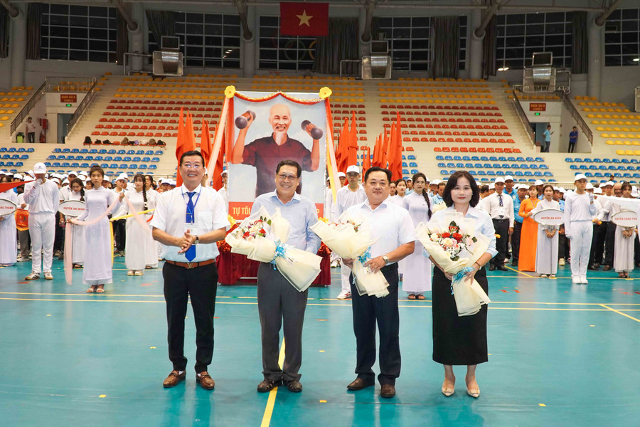 Ban tổ chức trao hoa cảm ơn các nhà tài trợ.