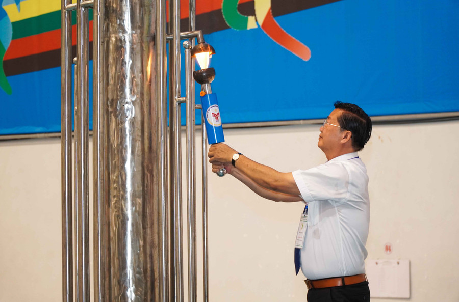 Nghi thức thắp sáng ngọn đuốc của Hội khỏe Phù đổng tỉnh Kiên Giang.