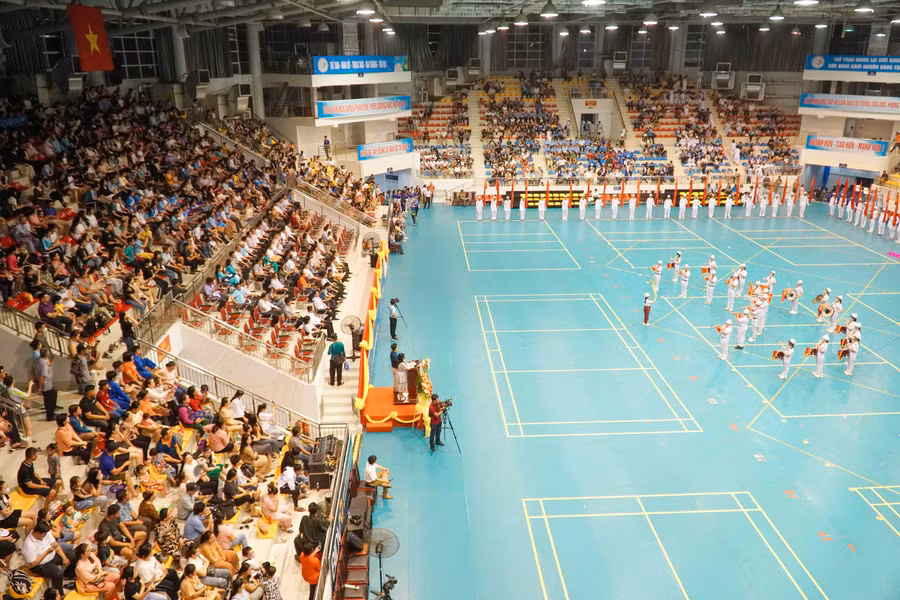 Đêm khai mạc Hội khỏe thu hút đông đảo người tham dự.