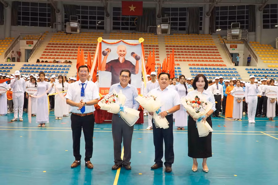 Ban tổ chức trao hoa cảm ơn các nhà tài trợ.