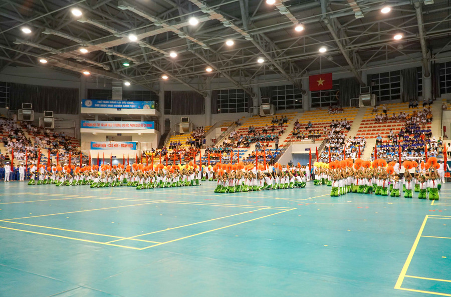 Các em thiếu nhi tham gia đồng diễn tại chương trình khai mạc.