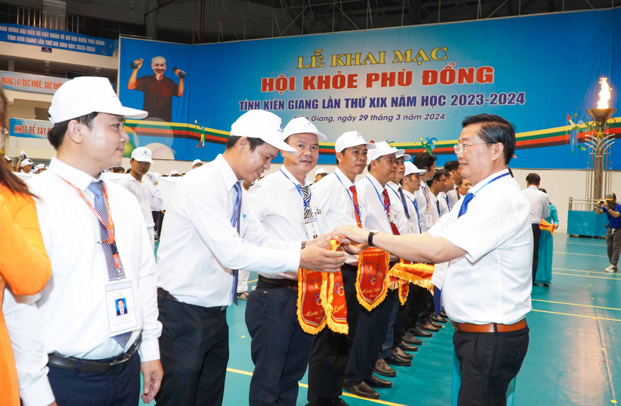 Trao cờ lưu niệm cho các đoàn tham dự Hội khỏe.