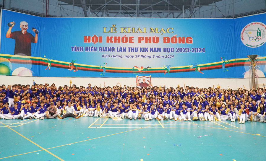 Các em học sinh cùng chụp ảnh lưu niệm tại đêm khai mạc.