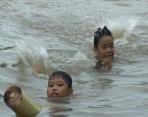 Bè chuối dùng tập bơi. Bè chuối dùng tập bơi.