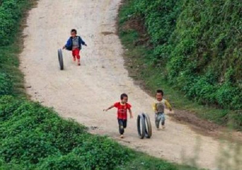 Cũng có bánh nhưng chạy bằng động cơ "căng hải". Cũng có bánh nhưng chạy bằng động cơ căng hải.