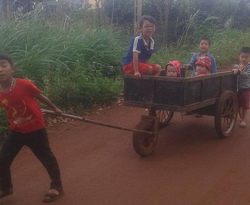 Chuyến xe chở bao kỷ niệm vui buồn. Chuyến xe chở bao kỷ niệm vui buồn.