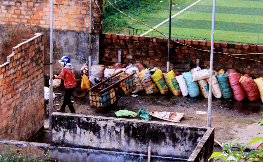 Sau khi bị lập biên bản vi phạm, cơ sở này vẫn còn hoạt động. (Ảnh chụp chiều 23/11)