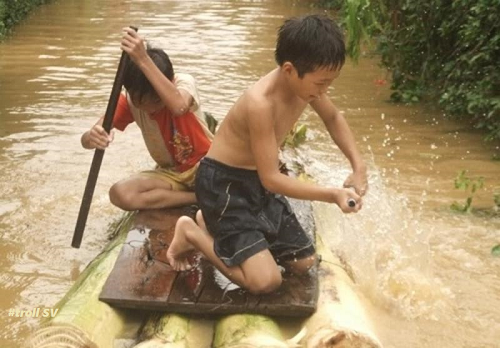 Phương tiện vượt sông của trẻ con nông thôn ngày trước. Phương tiện vượt sông của trẻ con nông thôn ngày trước.