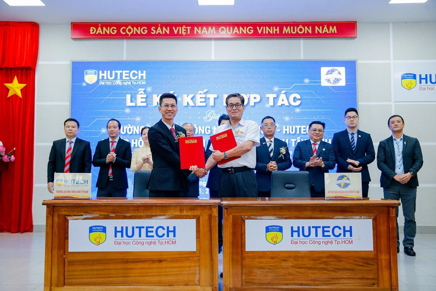 Đại diện Trường ĐH Công nghệ TPHCM ký kết hợp tác với các doanh nghiệp. Đại diện Trường ĐH Công nghệ TPHCM ký kết hợp tác với các doanh nghiệp.