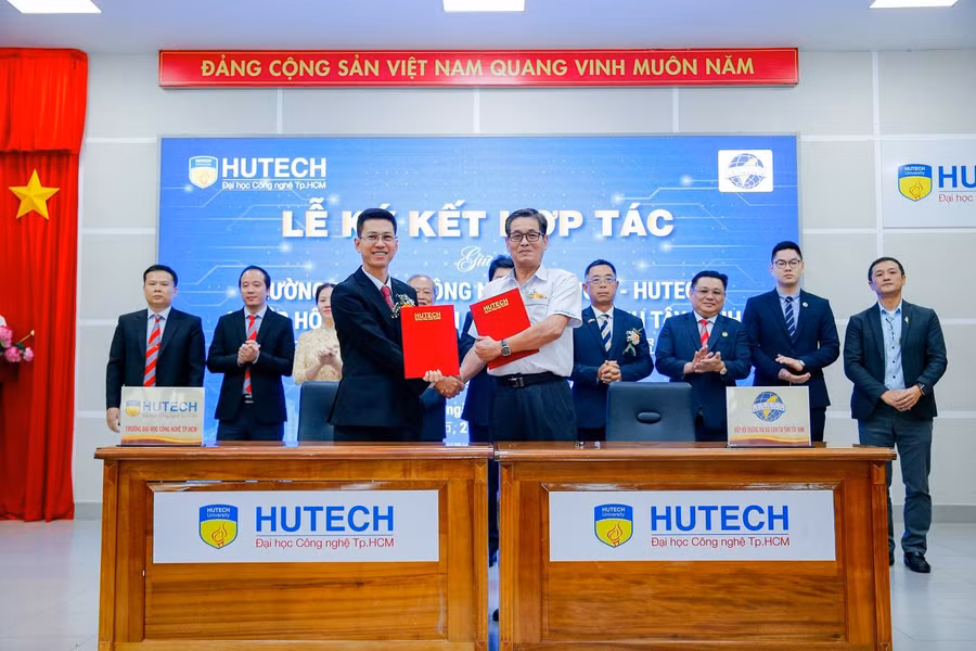 Đại diện Trường ĐH Công nghệ TPHCM ký kết hợp tác với các doanh nghiệp.