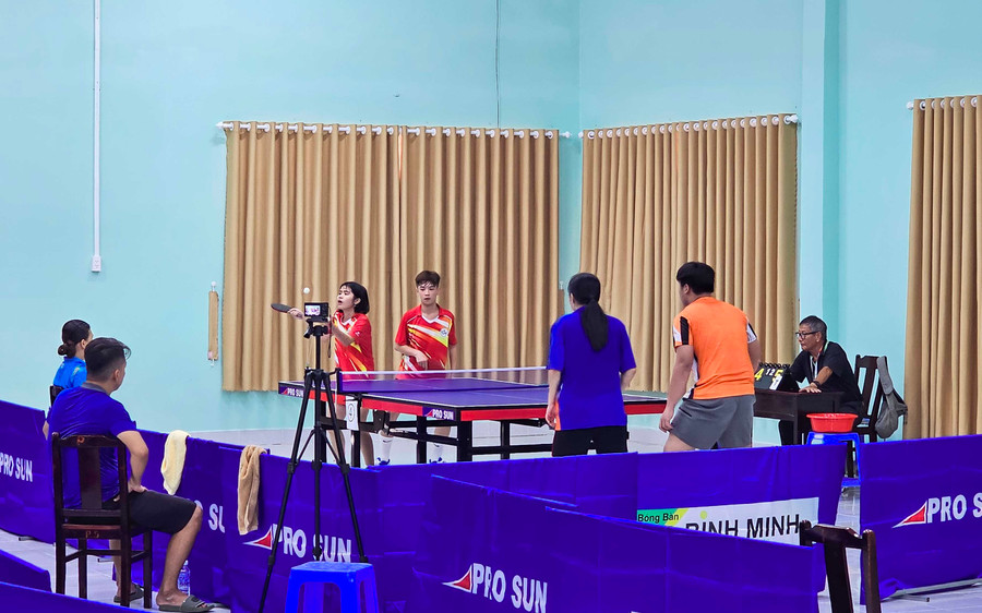 Các VĐV tranh tài bộ môn bóng bàn. Ảnh: Ngô Nam. Các VĐV tranh tài bộ môn bóng bàn. Ảnh: Ngô Nam.