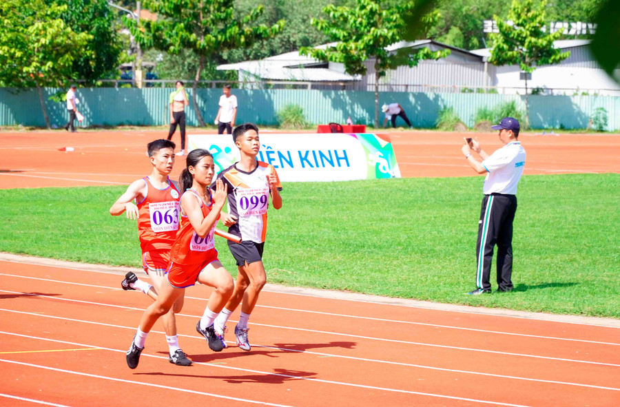 Các VĐV điền kinh tham gia phần tranh tài chạy tiếp sức. Các VĐV điền kinh tham gia phần tranh tài chạy tiếp sức.