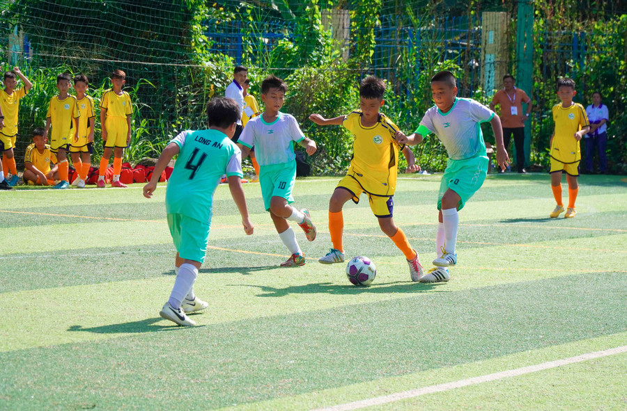 Màn tranh bóng gay cấn giữa 3 cầu thủ Long An và cầu thủ đến từ Cần Thơ. Màn tranh bóng gay cấn giữa 3 cầu thủ Long An và cầu thủ đến từ Cần Thơ.