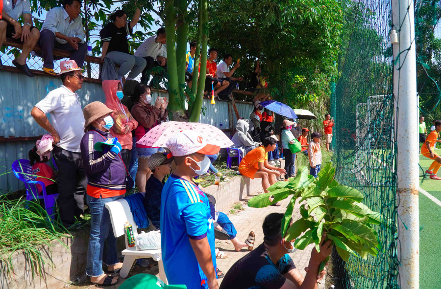 Khán giả đội nắng xem các VĐV tranh tài. Khán giả đội nắng xem các VĐV tranh tài.