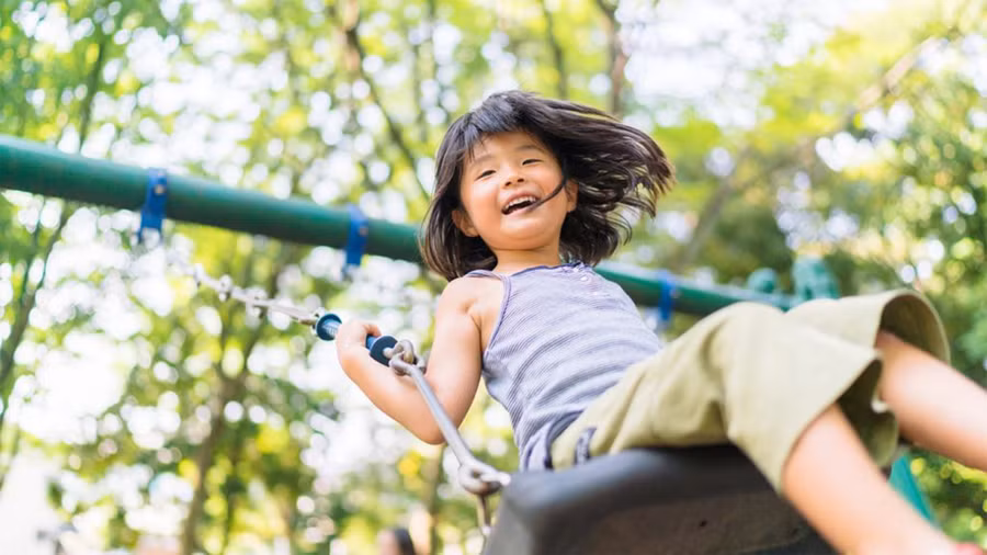 Việc đảm bảo con có thời gian ở ngoài trời là rất quan trọng. (Ảnh: ITN)