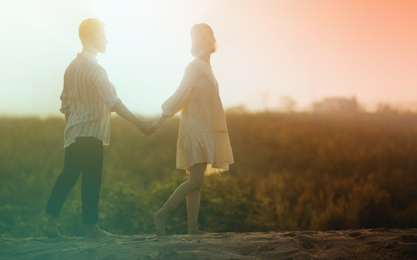 Khi hẹn hò với một người đàn ông trẻ hơn, bạn có thể nhận thấy rằng những ưu tiên của anh ấy khác với những ưu tiên của một người lớn tuổi. (Ảnh: ITN).