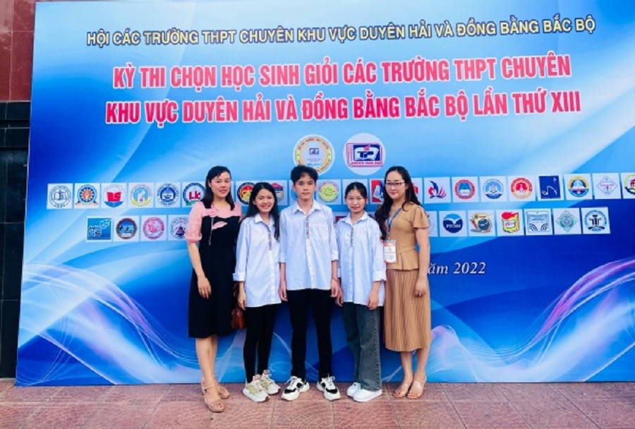 Nam sinh Sùng A Chua (đứng giữa) cùng thầy cô và bạn bè tại kỳ thi chọn học sinh giỏi các trường THPT Chuyên khu vực Duyên hải và Đồng bằng bắc bộ.