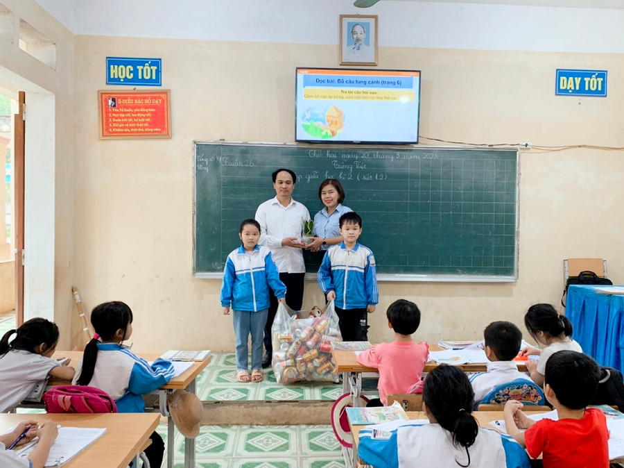 Thầy cô giáo và các em học sinh trường Tiểu học Tức Tranh tích cực hưởng ứng ngày hội "Đổi rác tái chế lấy cây xanh". Thầy cô giáo và các em học sinh trường Tiểu học Tức Tranh tích cực hưởng ứng ngày hội "Đổi rác tái chế lấy cây xanh".