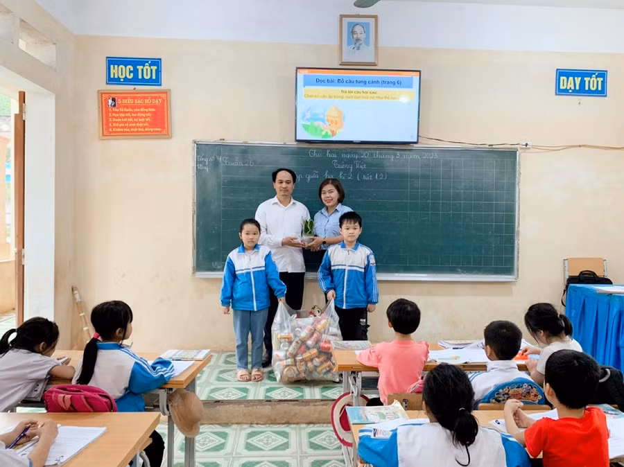 Thầy cô giáo và các em học sinh trường Tiểu học Tức Tranh tích cực hưởng ứng ngày hội "Đổi rác tái chế lấy cây xanh". Thầy cô giáo và các em học sinh trường Tiểu học Tức Tranh tích cực hưởng ứng ngày hội "Đổi rác tái chế lấy cây xanh".