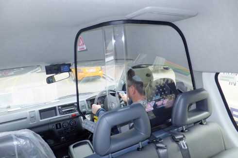 taxi lắp vách ngăn bảo vệ tại việt nam nên sớm triển khai hình 3 taxi lap vach ngan bao ve tai viet nam nen som trien khai hinh 3