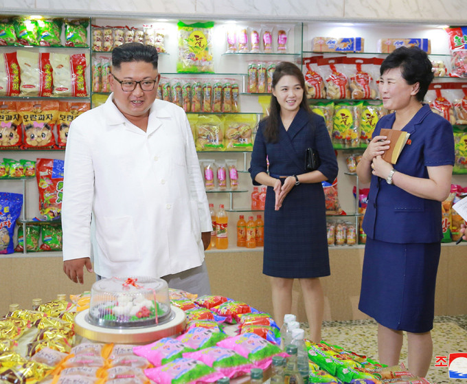 Cuối tháng 7/2018, KCNA công bố loạt hình ảnh nhà lãnh đạo trẻ đi thị sát các nhà máy sản xuất thực phẩm, xưởng may balo. Vợ ông ghi điểm với mẫu váy dáng vest kẻ xanh thẫm thanh lịch. Gu thời trang tiên phong của phu nhân ông Kim Jong-un - page 2 - 3